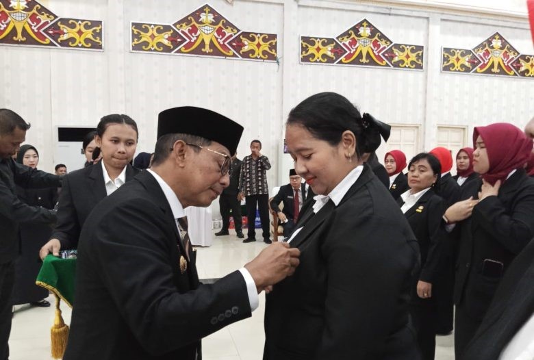 Bupati Heriyus Sematkan Langsung Satyalancana Karya Satya kepada Ratusan ASN